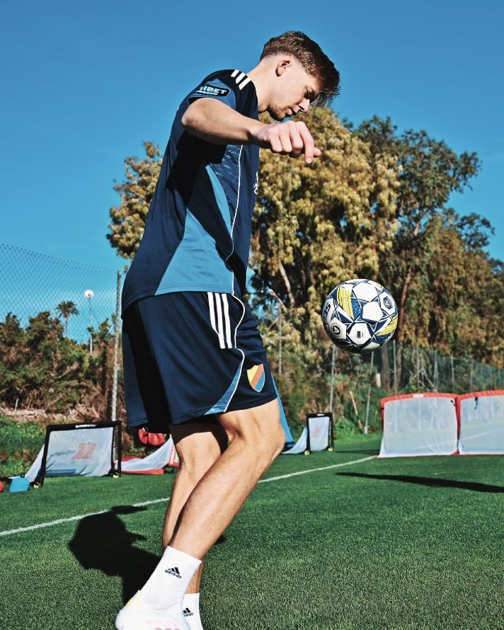Spieler von Djurgårdens am Ball beim Training auf Gran Canaria