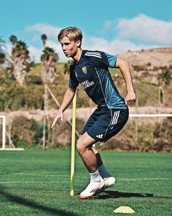 Speler van Djurgårdens traint in de zon op Gran Canaria